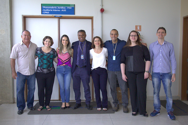 Equipe da Auditora Interna, com o auditor-chefe ao centro. Unidade funciona no Bloco de Salas de Aula Eudoro de Sousa (Baes). Foto: André Reis/Secom UnB